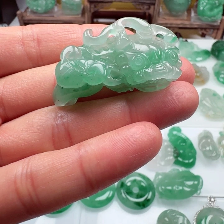 颈饰未镶嵌石英质玉