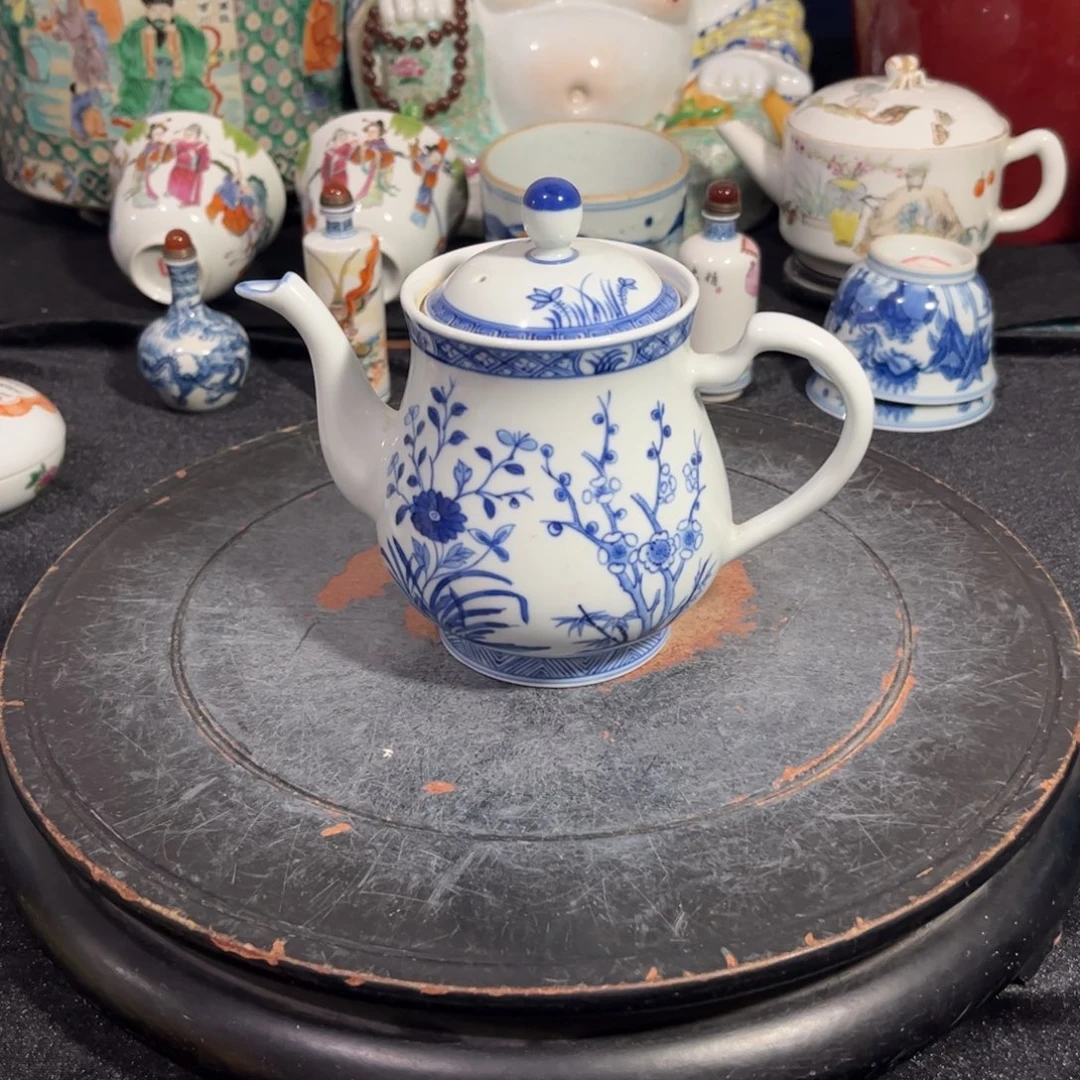 摆件青花梅兰竹菊茶壶