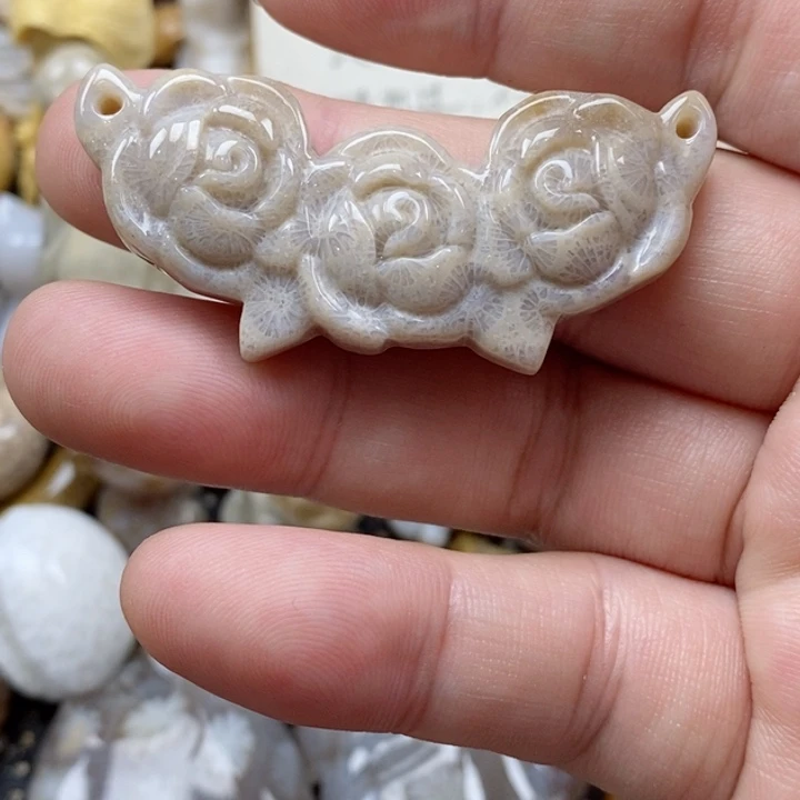 颈饰未镶嵌硅化珊瑚（珊瑚玉）