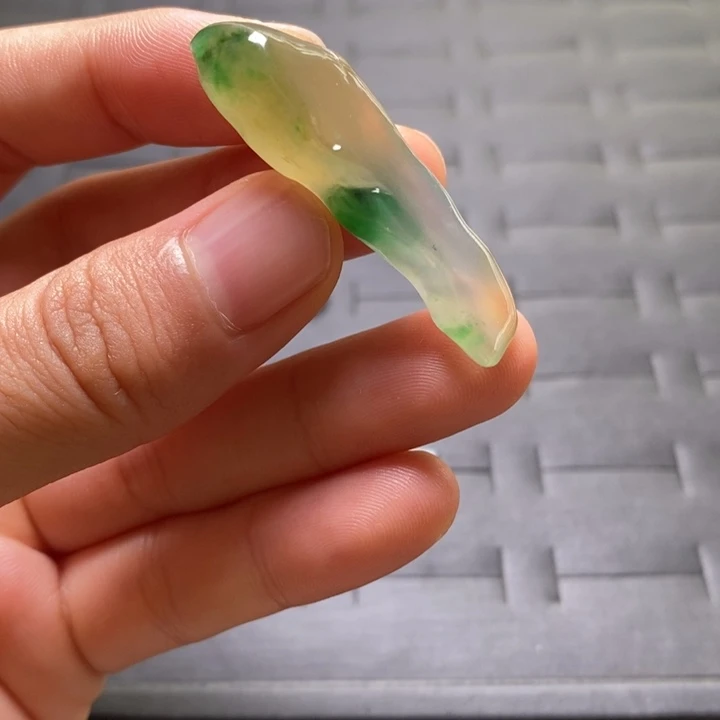 定制翡翠未镶嵌黄加绿特色料