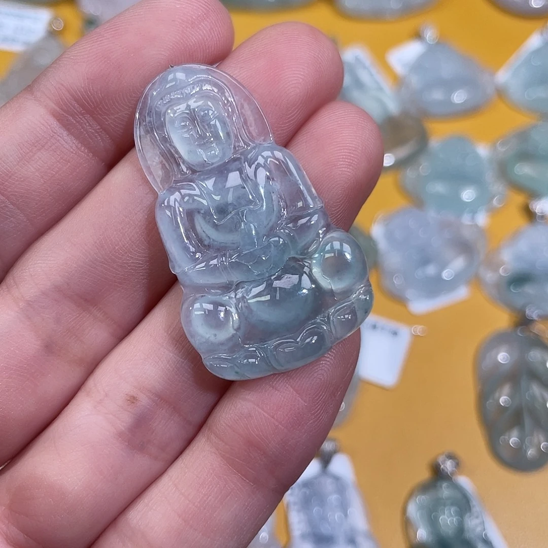 秋****翡翠未镶嵌颈饰观音