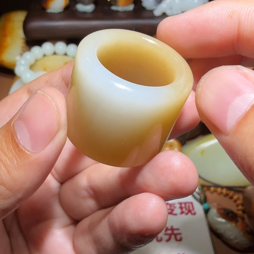 齐***林和田玉未镶嵌颈饰