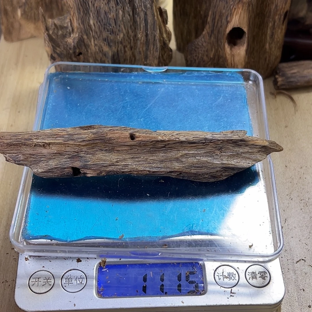 香料绿奇楠虫漏11克蓝宝石