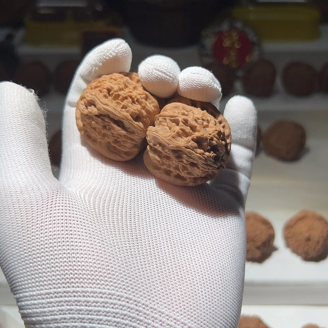 文玩核桃吊坠白狮子