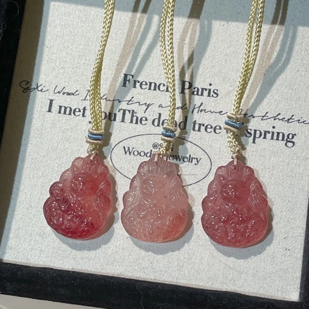 SG3192-［红版·九尾狐牌项链］草莓晶编绳项链均有色差瑕疵多样发