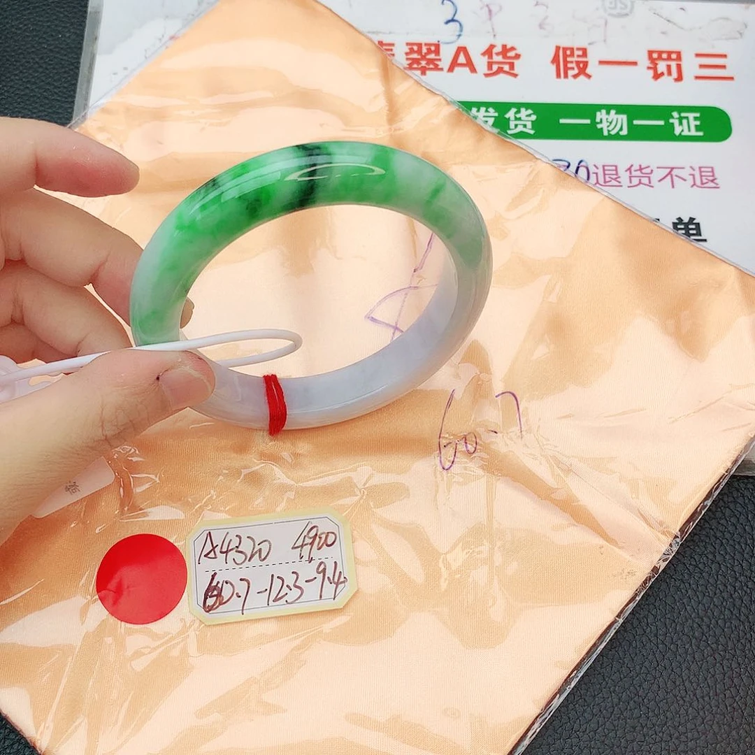 翡翠手镯未镶嵌翡翠