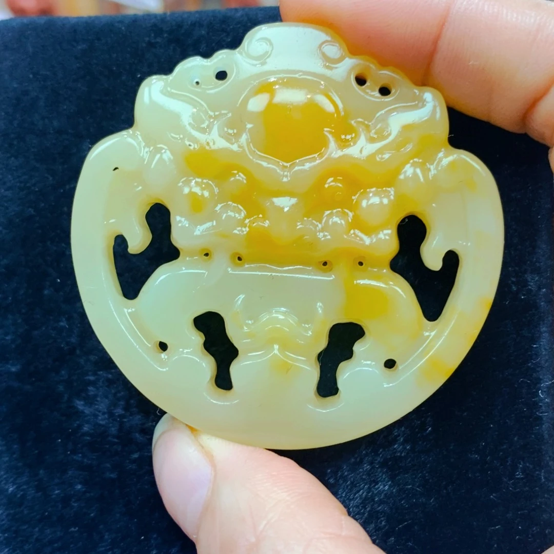 未镶嵌石英质玉（黄龙玉）颈饰