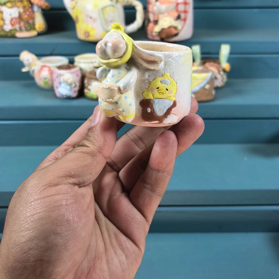 波点衣服小兔 手绘多肉花盆