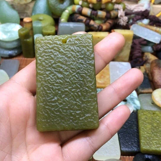 岫玉未镶嵌颈饰王*