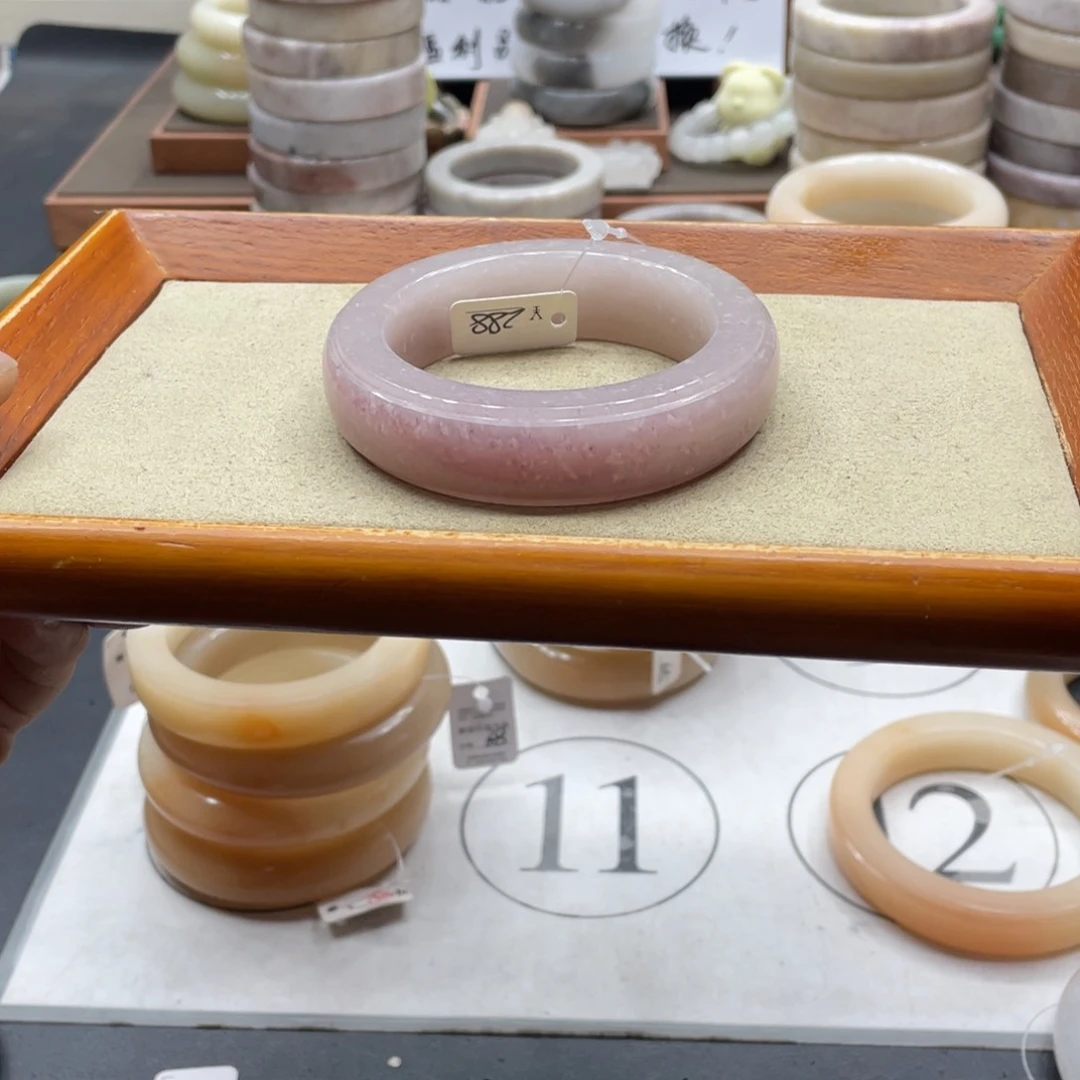 ****米石英质玉手镯未镶嵌