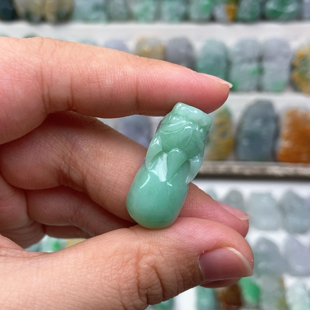 翡翠未镶嵌吊坠(赠链)