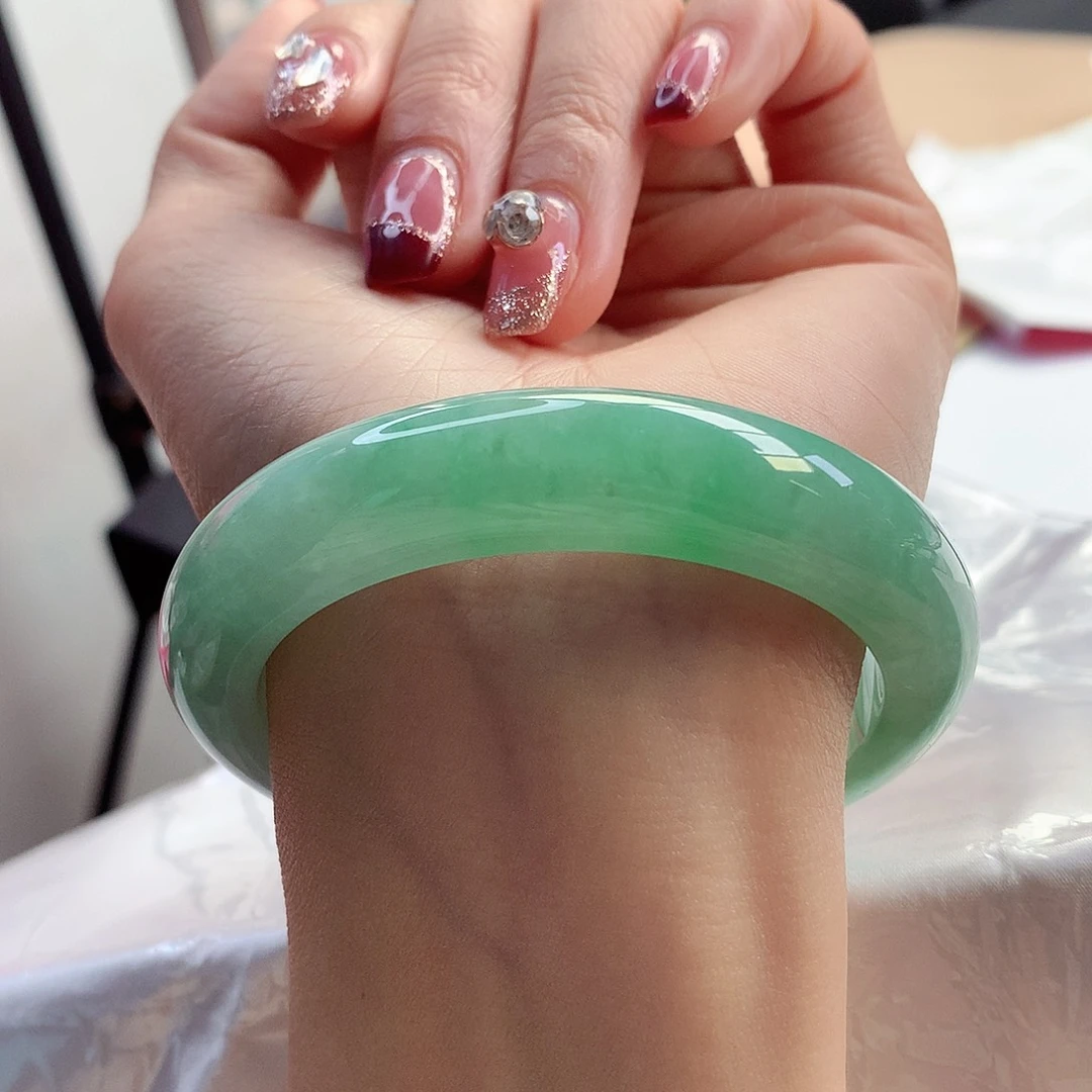 翡翠手镯未镶嵌55-56圈口满色满绿