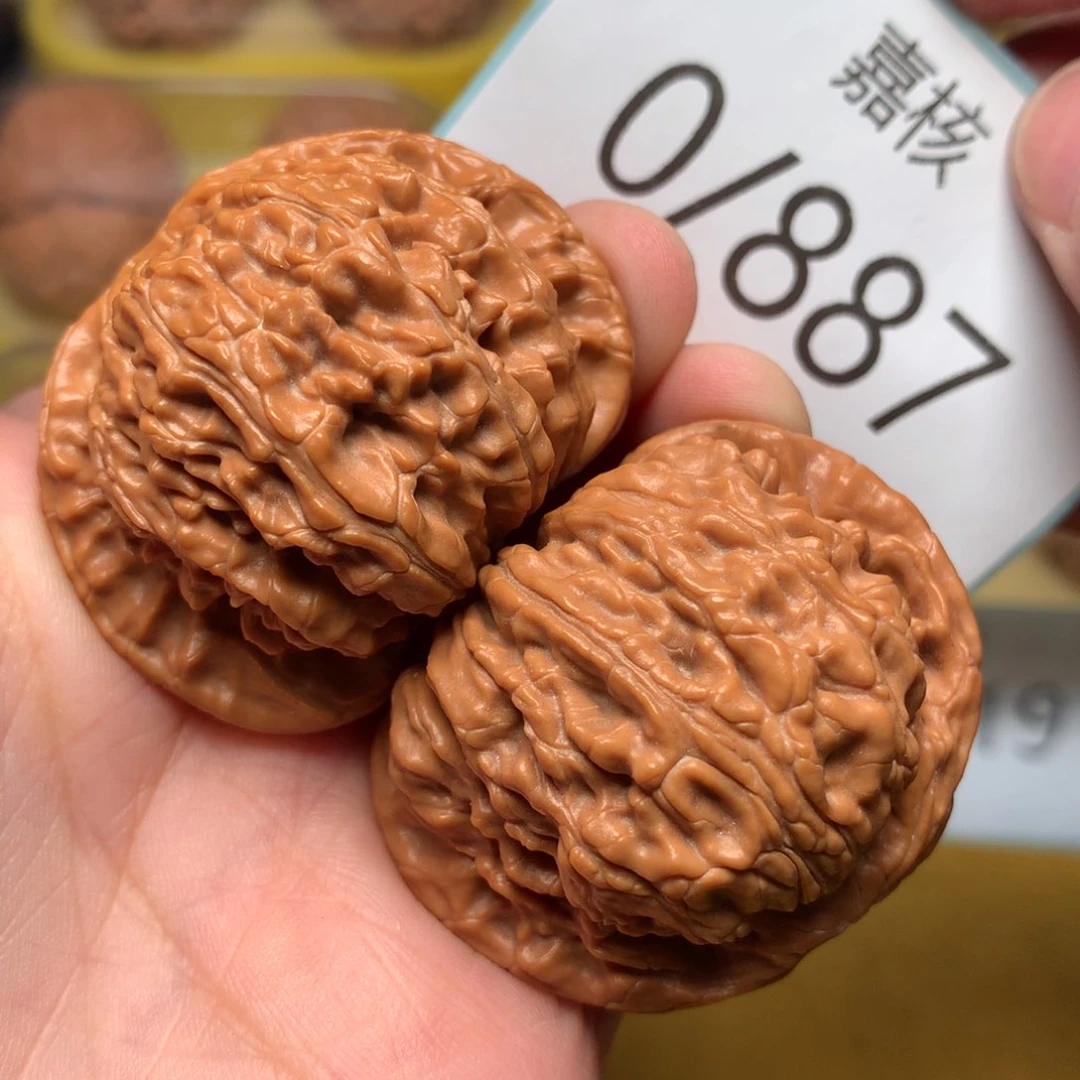 文玩核桃把件红皮闷白43