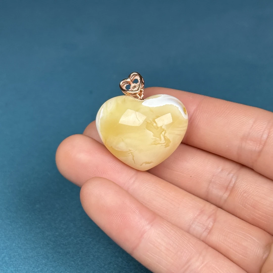 Y1086 天然俄料蜜蜡爱心吊坠 27*22*15mm 北京抖音基地发货