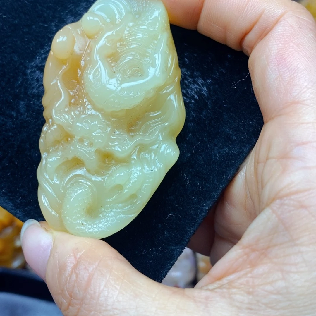 未镶嵌石英质玉（黄龙玉）颈饰