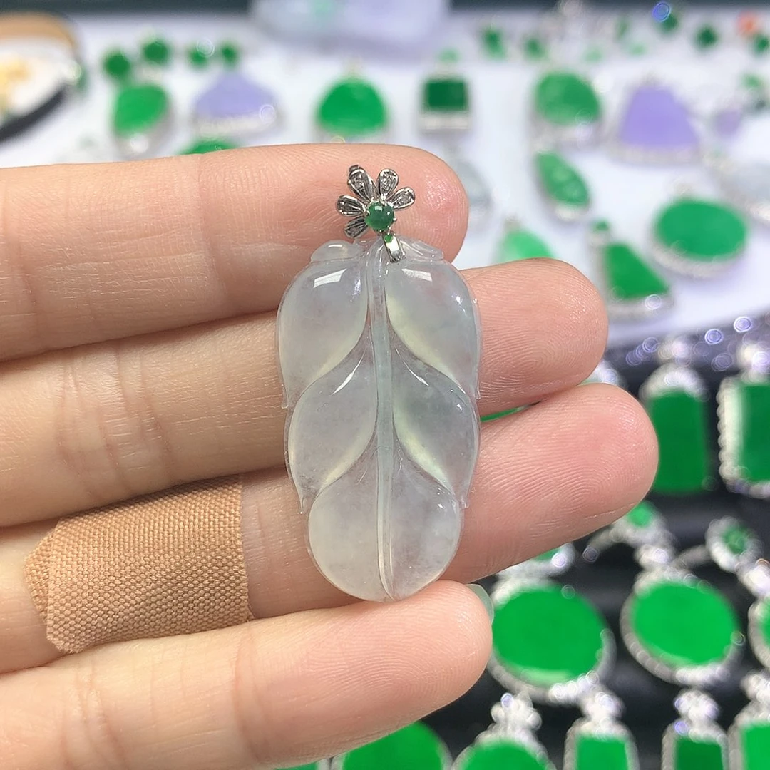 颈饰18K金镶嵌翡翠吊坠