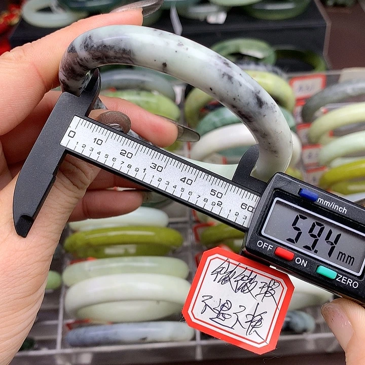 蛇纹石玉手镯未镶嵌431