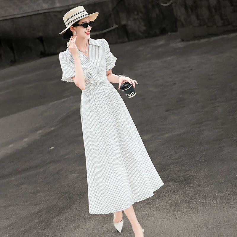 MEXCOCO/兰瑟儿夏新款气质V领泡泡袖扭结收腰条纹连衣裙105XL9409