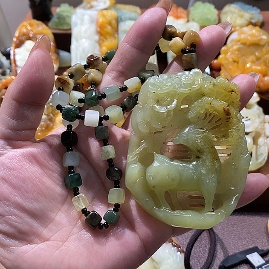 蛇纹石玉未镶嵌颈饰