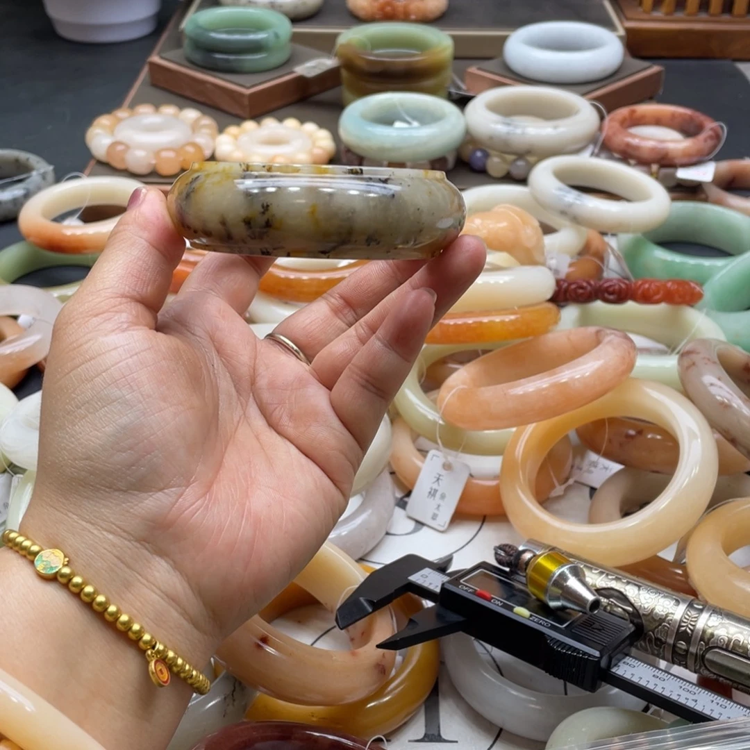 用***7石英岩玉未镶嵌手镯