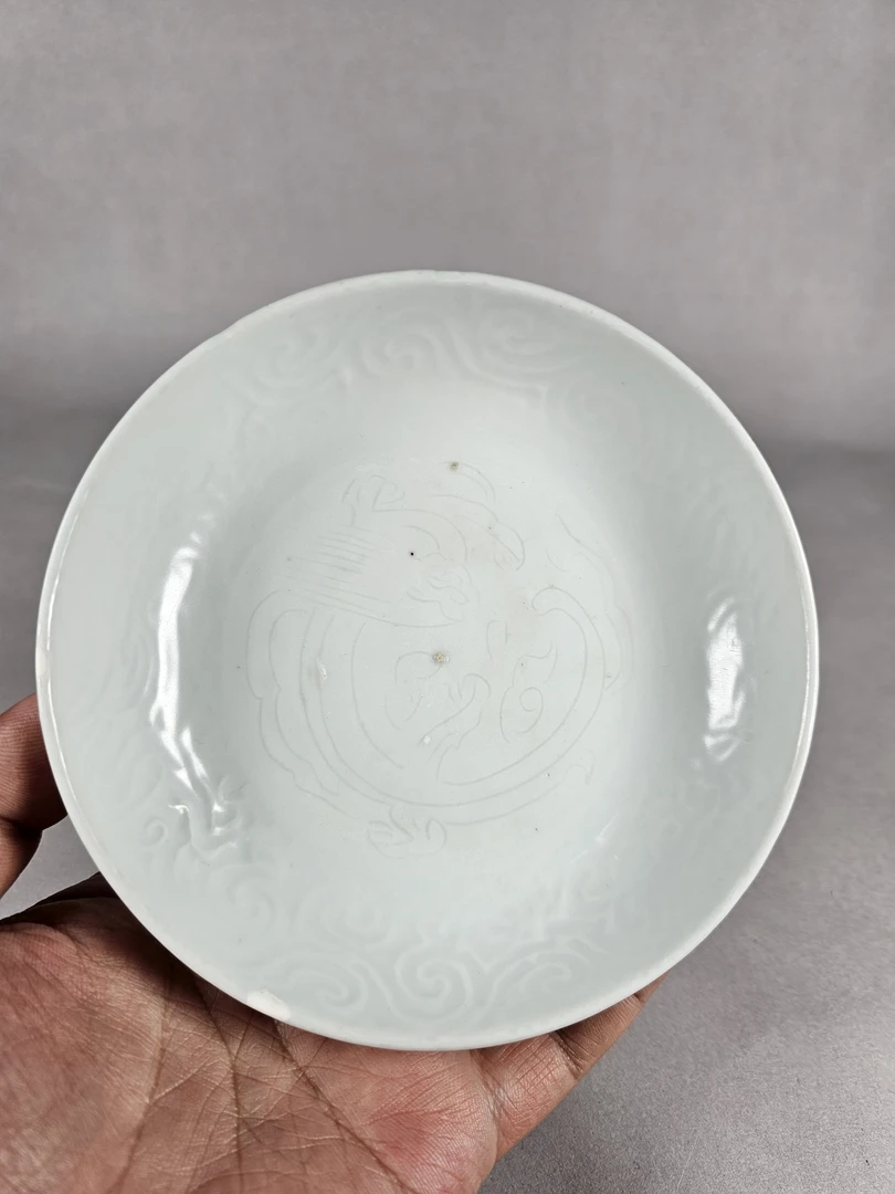 白釉暗刻龙纹盘一个