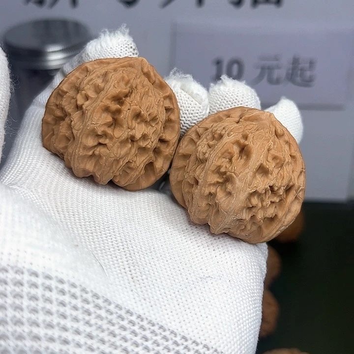 文玩核桃吊坠37号，白狮子40尺，有瑕没修