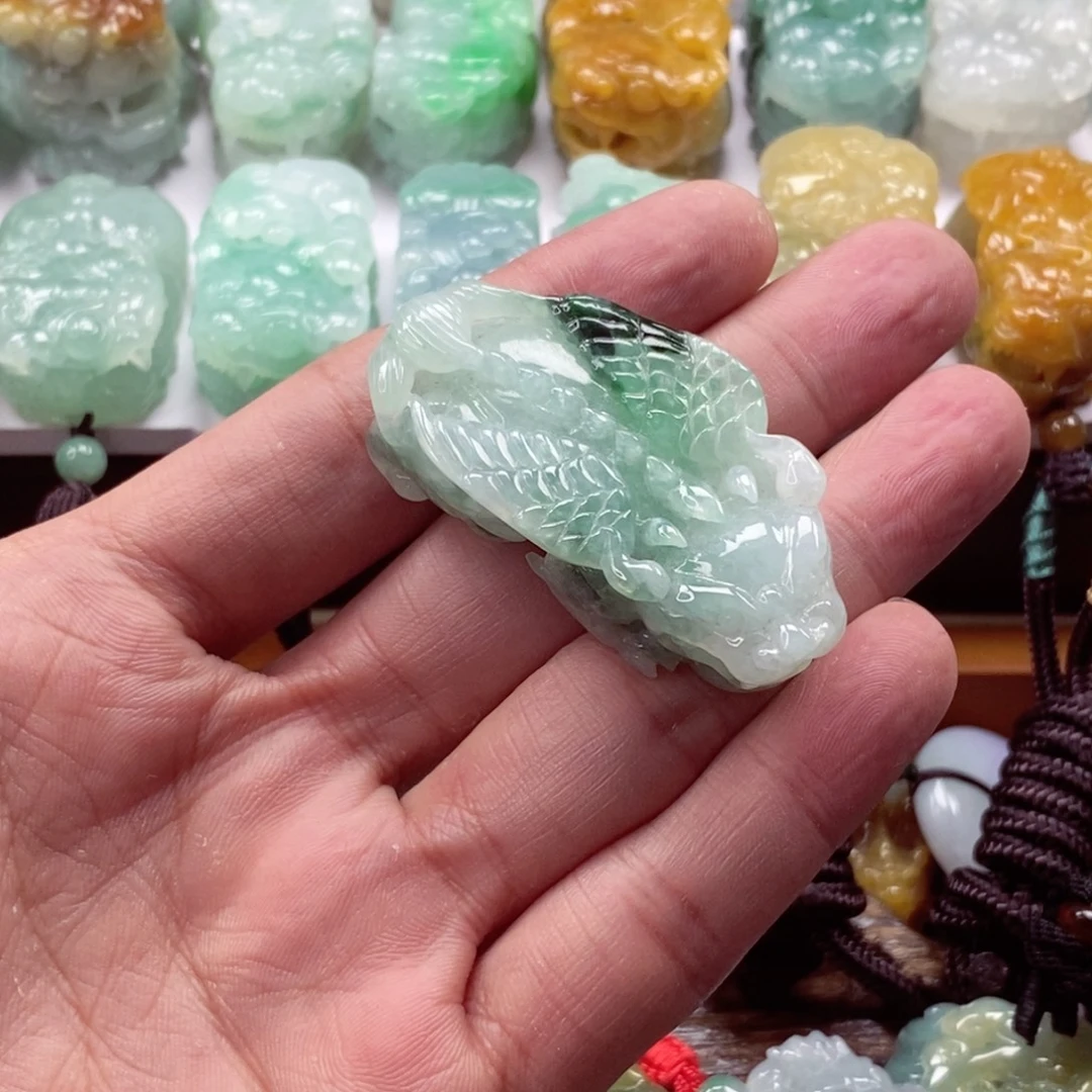 翡翠未镶嵌颈饰貔貅