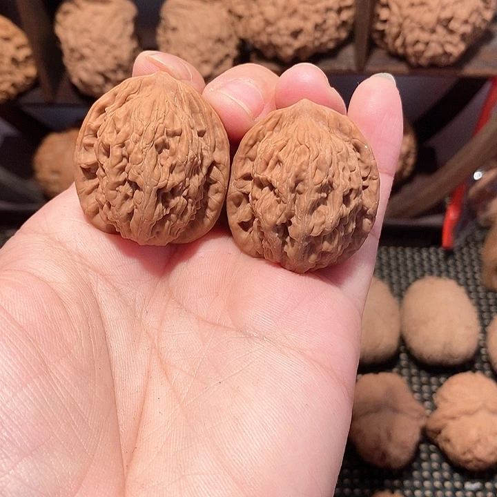 文玩核桃吊坠邂****532尺小麦虎，微磕尖