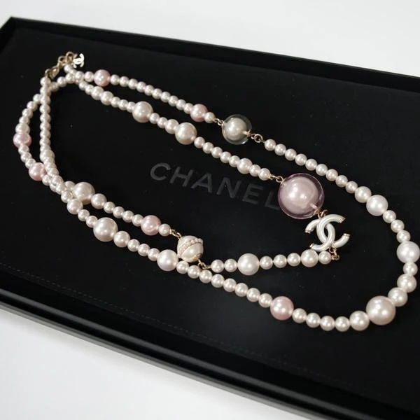 Chanel 亚克力粉球珍珠长项链