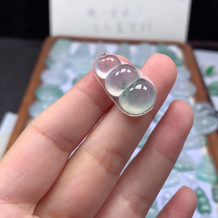 颈饰未镶嵌翡翠高冰飘花福豆