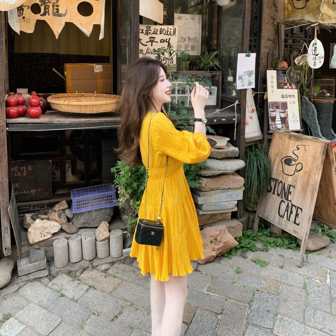 法式气质茶歇v领黄色连衣裙女夏季新款高级感洋气收腰显瘦短裙子