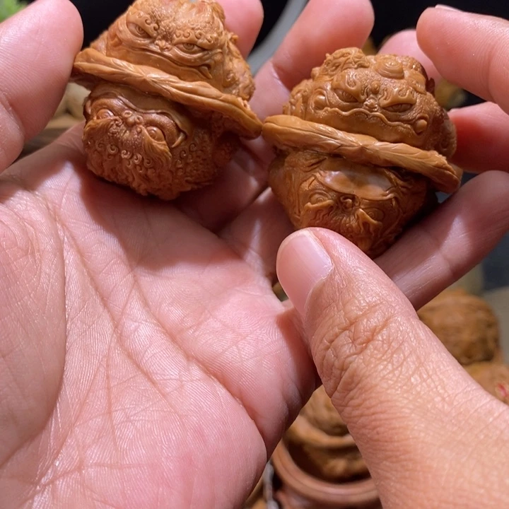 @***学文玩核桃把件纯手工雕刻文玩核桃