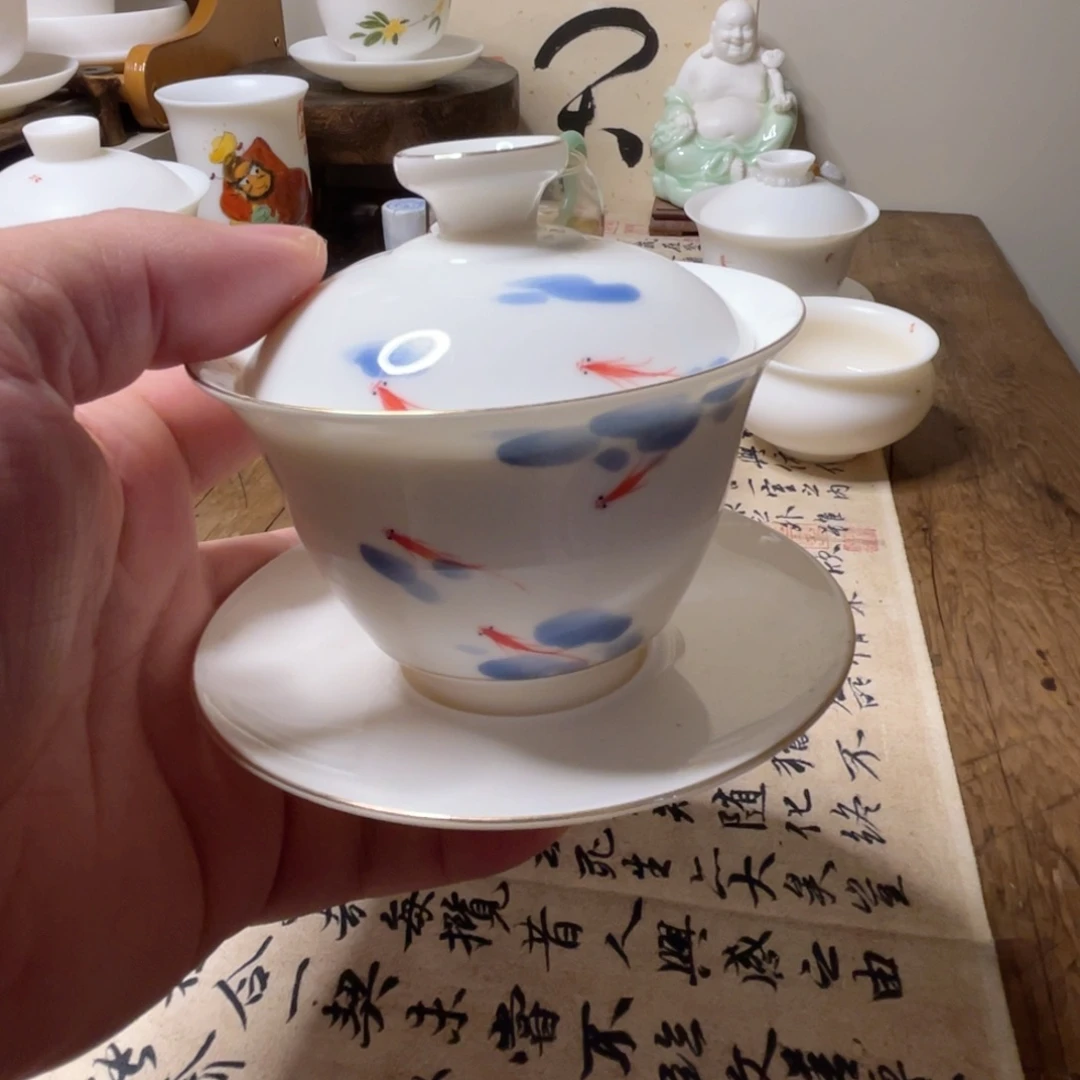 瓷片手绘盖碗蓝彩鱼一个