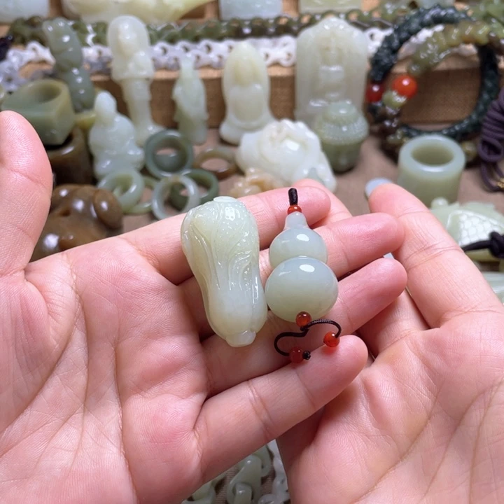 和田玉未镶嵌颈饰黄*明