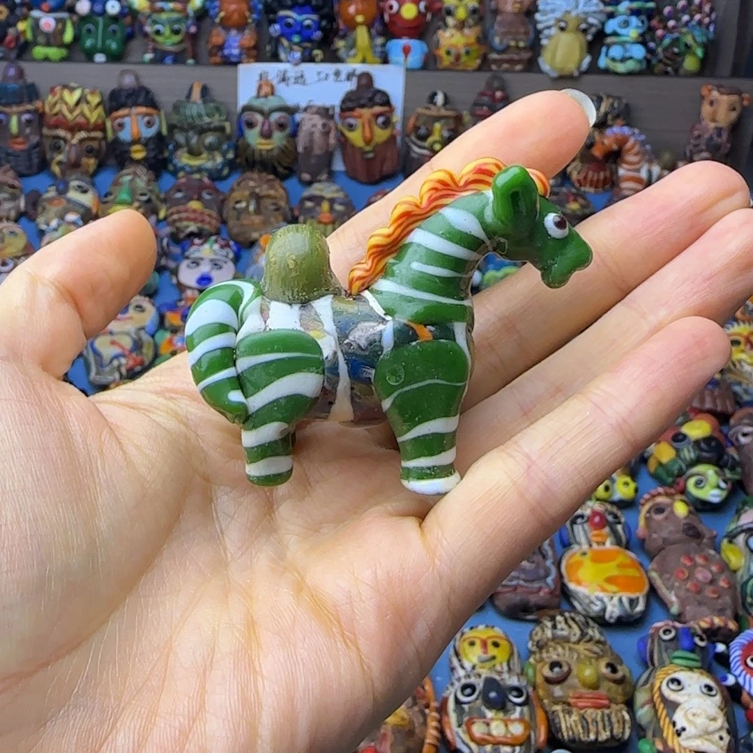 琉璃非金属玻璃颈饰大马一个