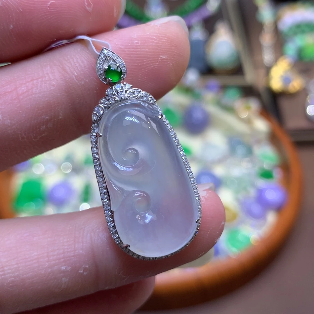 翡翠18K金镶嵌颈饰