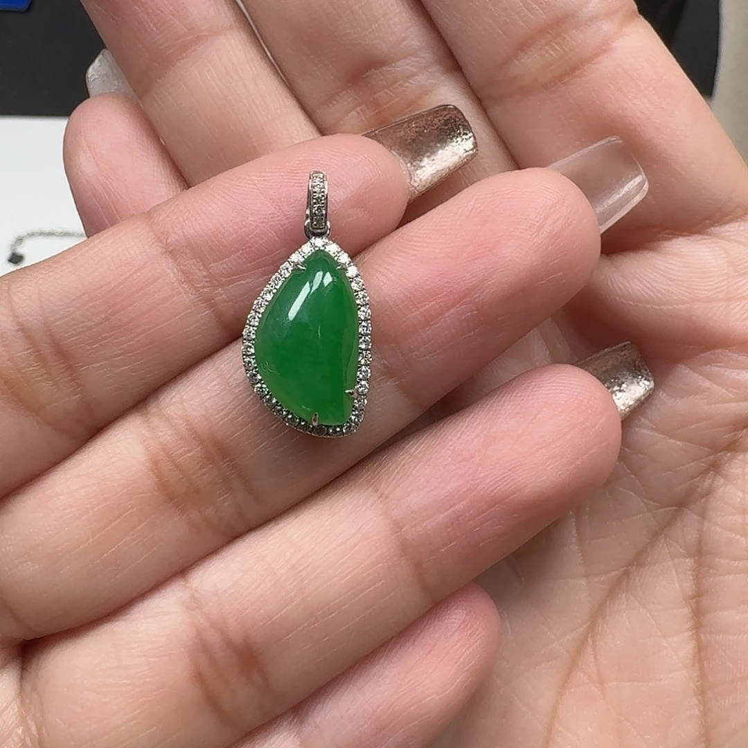 翡翠18K金镶嵌颈饰