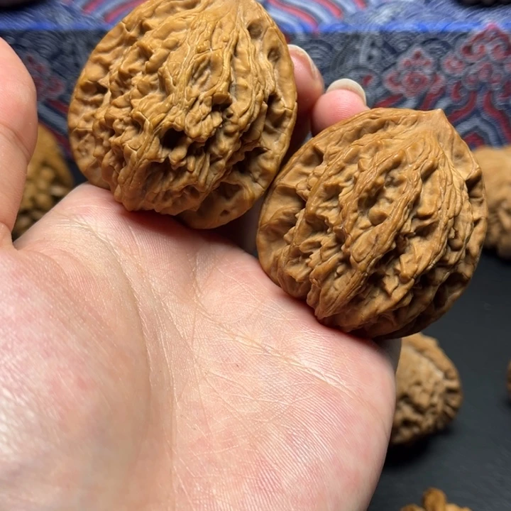 文玩核桃吊坠虎头