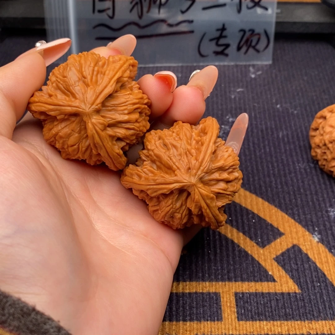 一***、文玩核桃吊坠白狮子