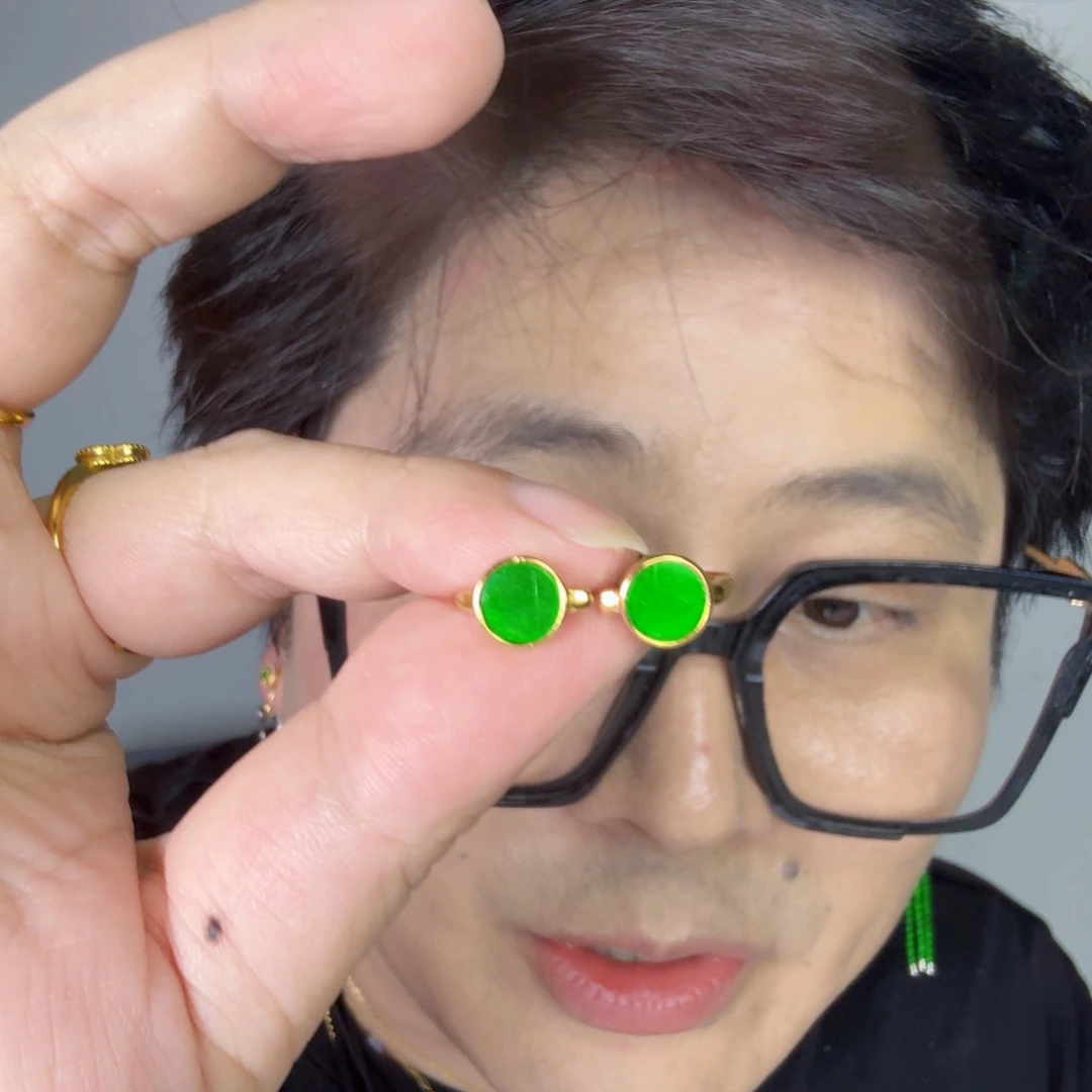 翡翠未镶嵌颈饰一对