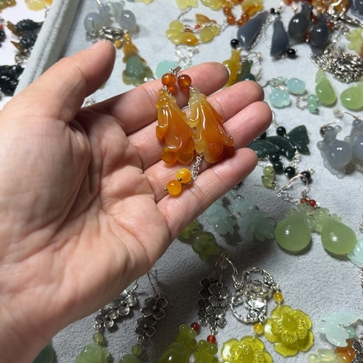 蛇纹石玉未镶嵌耳饰