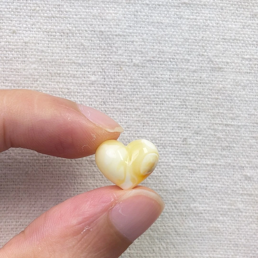 琥珀未镶嵌裸石屁桃
