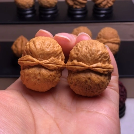 文玩核桃把件玉面鹦鹉36