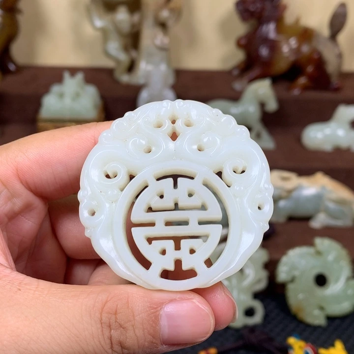 用***哦未镶嵌和田玉挂件