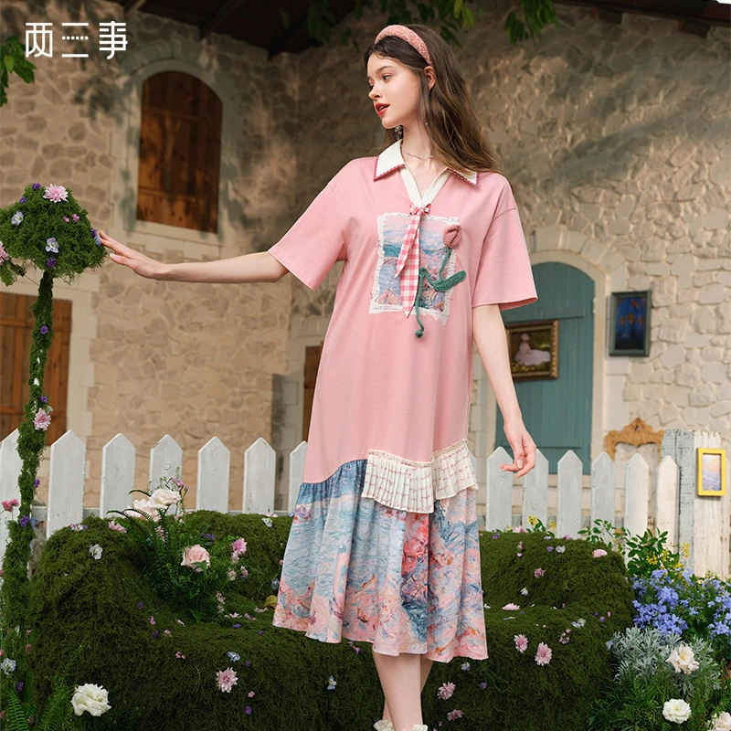 两三事晚春叙景2025春新款印花裙摆拼接立体花朵连衣裙配领带别针