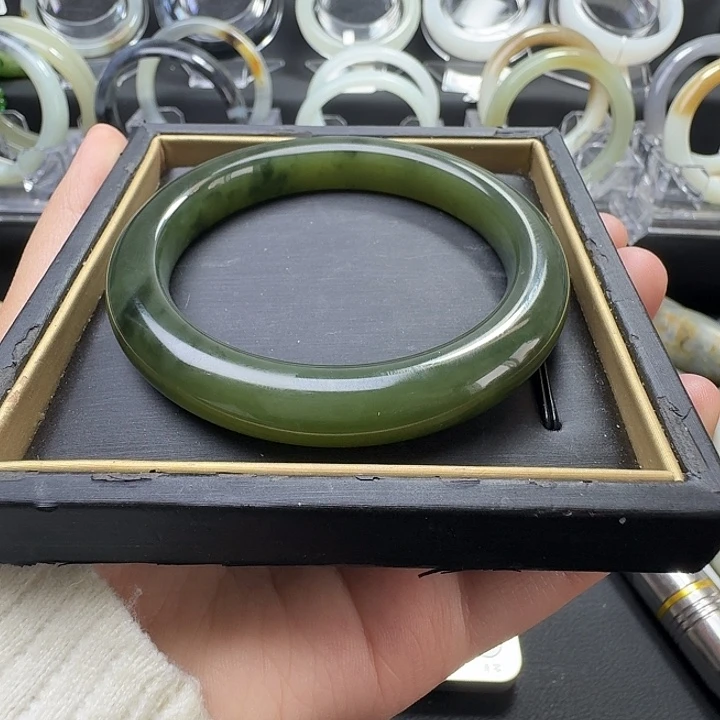 和田玉未镶嵌手镯