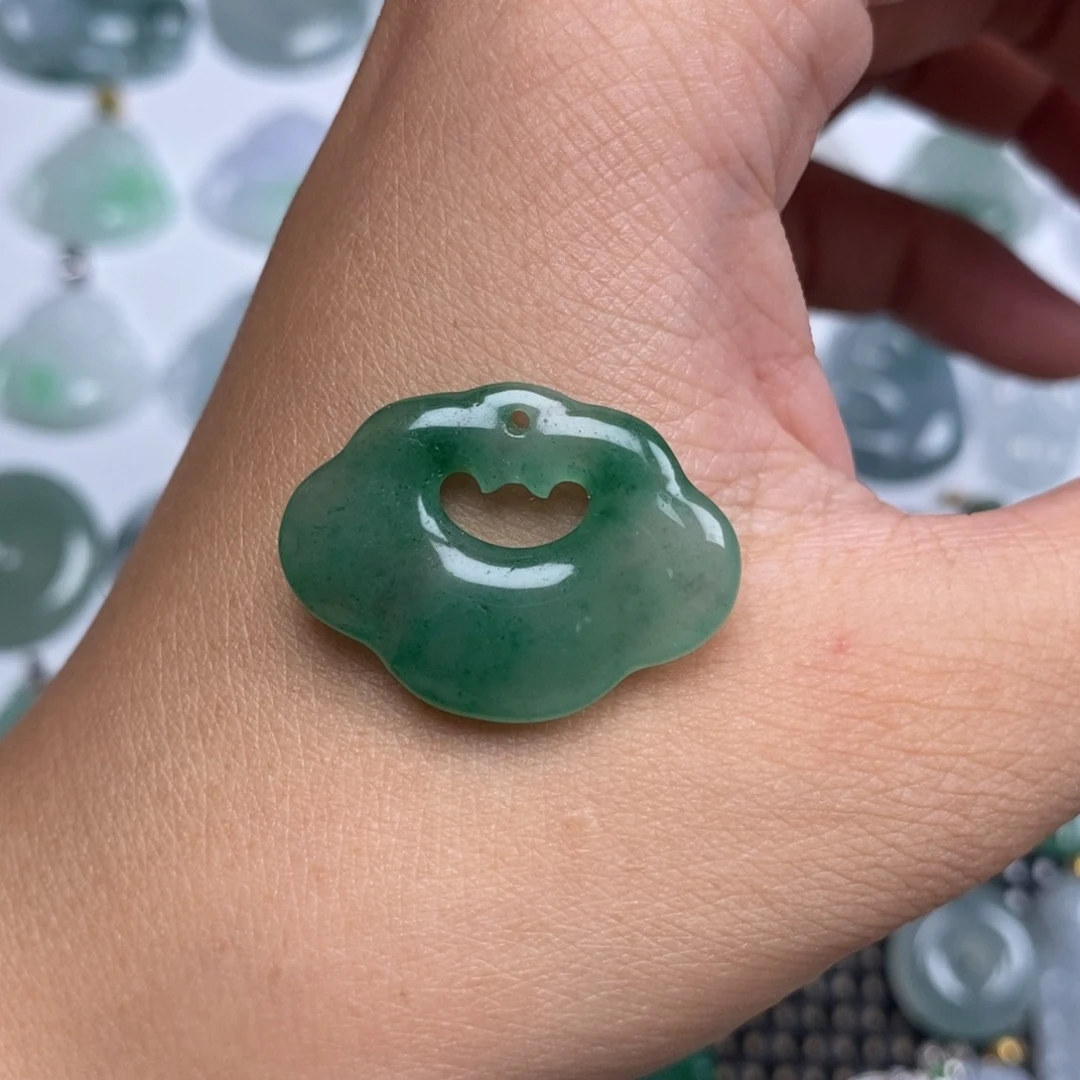 石英质玉未镶嵌颈饰锁包