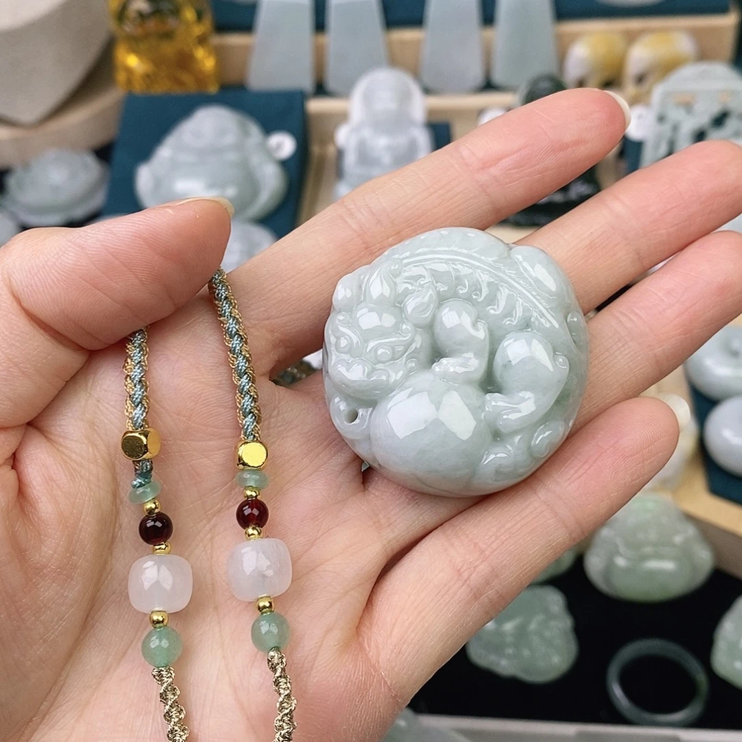 翡翠未镶嵌颈饰貔貅抱珠