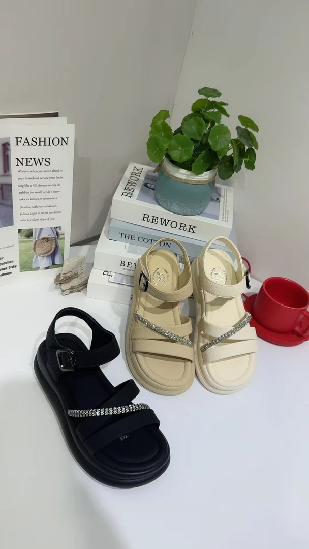 新款厚底超轻底休闲凉鞋