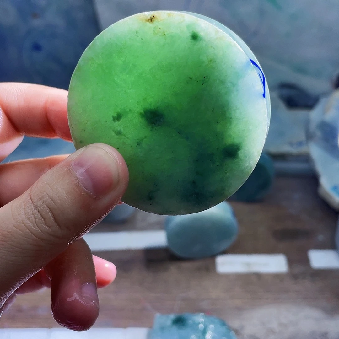 翡翠未镶嵌颈饰毛料19